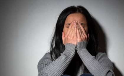 Оқушы қызды шешіндіріп, соққыға жыққан: шенеуніктің екі қызынан бүкіл мектеп қорқып отыр