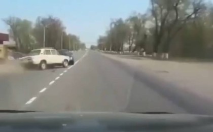 Алматы облысында жантүршігерлік жол апаты видеоға түсіп қалды