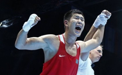 Бекзат Нұрдәулетов ресейлік қарсыласын нокдаунға жіберіп, Қазақстанға алтын әкелді (видео)