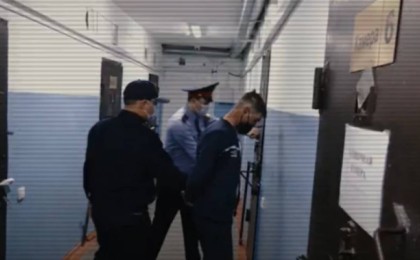 Ақтөбеде екі ер адам такси жүргізушісін өлтіріп, оның көлігімен жол апатына түскен (видео)