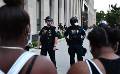 Трамптың наразылықты басу үшін қабылдаған шешімі несімен қауіпті