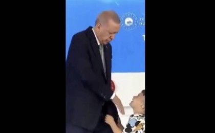 Қолын сүймегені үшін Ердоған 5 жасар баланың бетінен шапалақпен ұрды (ВИДЕО)