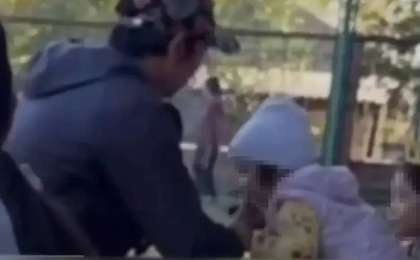 Жаркент тұрғыны кішкентай қызына темекі тартқызған - полиция оны тез арада тапты (ВИДЕО)