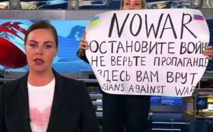 «Соғысты тоқтатыңдар»: Ресейлік телеарна тікелей эфиріне күтпеген жерден белгісіз қыз плакат ұстап шықты