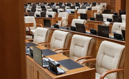 Депутаттар мандатын тапсырып жатыр: Тоқаев Мәжілісті тарата ма?