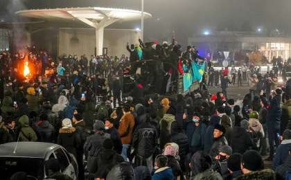 Қару асынған адамдар студенттерді митингіге қатысуға мәжбүрлеген