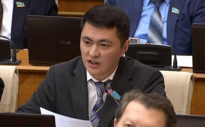 «Ұлы дала квартиранттары». Депутат халық баспана алу үшін банк алдында түнеуге мәжбүр екенін айтты