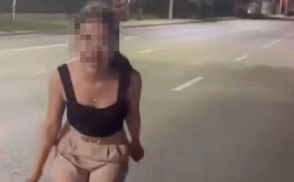 Қазақстандықтар көшеде оғаш қылық көрсеткен қыздың видеосын талқылап жатыр