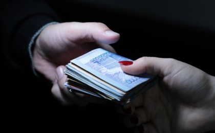 27 000 $: Алматыда полицей қылмыстық істі тоқтатқаны үшін пара алған