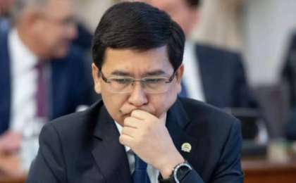 Асхат Аймағамбетов оқушының мұғалімді балағаттауына қатысты видеоға пікір білдірді