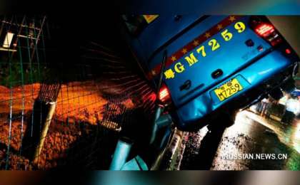 中国广东一辆大巴车在高速上侧翻 已致7人死亡 11人受伤