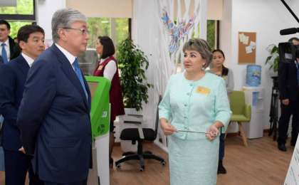 托卡耶夫总统参访"幸福家庭"妇女中心