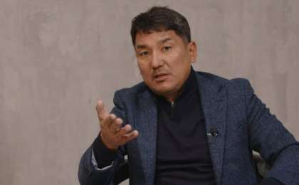 Қылмыстық топ құрып, алаяқтық жасаған: Алмасбек Садырбайдың ісі сотқа кетті