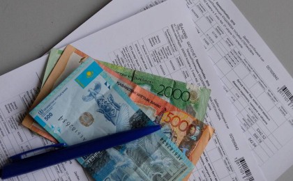 "Тағы бір әйел": Суға төлем жасамақ болған Қазақстанның халық әртісі күтпеген жағдайға тап болды (ВИДЕО)