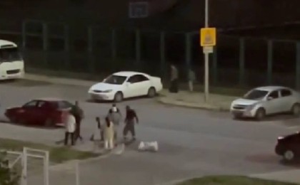 Астанада ер адамның аяусыз соққыға жығылған сәті видеоға түсіп қалды