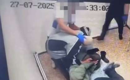 Қостанайда медицина қызметкері қарияны аяусыз соққыға жыққан (ВИДЕО)