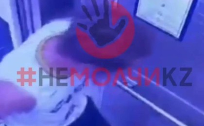 Алматыда ер адам тұрғын үй лифтінде балаларды соққыға жыққан