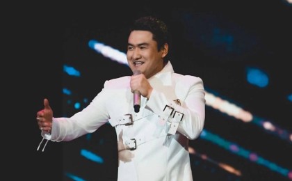 Ақсуатта өнер көрсеткен Төреғали Төреәліні 25 мың халық 10 сағат бойы күтті