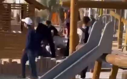 Жаңаөзенде әткеншекке таласқан екі әйел төбелес шығарды (видео)