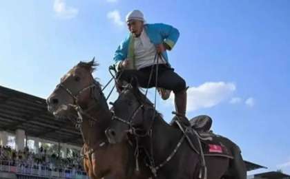 Екі аттың үстінде тік тұрып шапқан қазақ шабандозы әлемдік рекорд орнатты (видео)