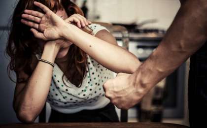 Алматыда үйіне оралған вахта қызметкері әйелін ұрып өлтірді