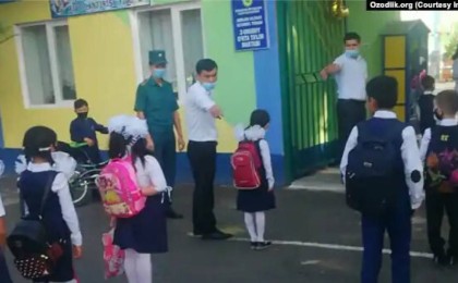 Ташкенттегі мектептердің бірінде ЛГБТ-мен күресу үшін оқушы нәскиінің ұзындығын өлшеген