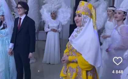 Айнұр Жүгінісова: «Келінімізге той үстінде бауырсақ пісіртіп, үлкендерге тараттық» (ВИДЕО)