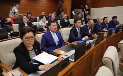 Қазақстанда заң қабылданып қойған соң ғана қазақ тіліне аударылады – Абзал Құспан