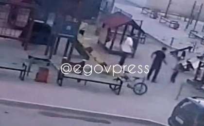 Атыраудағы жантүршігерлік оқиға: белгісіз жігіт кішкентай баланы ойын алаңында соққыға жыққан