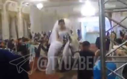 Тойына атпен кіріп келген жас жұбайлар қонақтарды таңқалдырды (видео)