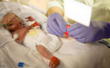 20-летняя мама оставила дочку в роддоме, потом захотела ее вернуть, но снова отказалась