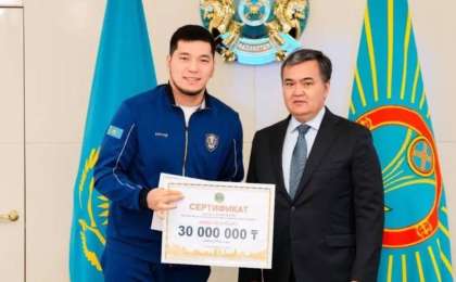 Жеңіс Қасымбек боксшы Айбек Оралбай мен Санжар Тәшкенбайға 30 млн теңгенің сертификатын берді