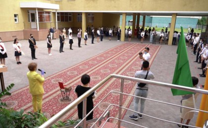 Нұр-Сұлтанда мектеп түлектеріне аттестат тапсырылды – видео