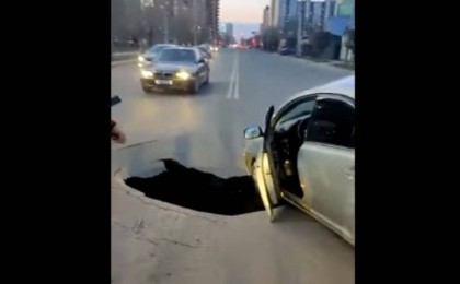 Нұр-Сұлтанның орталығында жол опырылып, көліп түсіп кетті (видео)