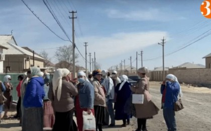 "Арзан бағаға Қытайдан тауар алып беремін деген": Маңғыстау облысында бір топ халық келіншекке алданған