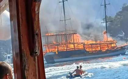Түркияда круиздік яхта өртке оранды