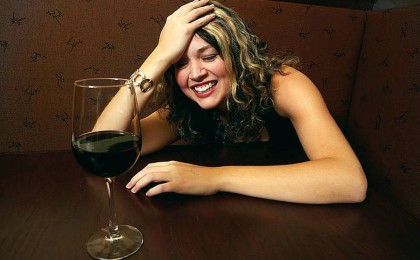 Мас қыздар полицей мен қарияны соққыға жықты