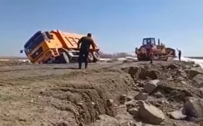 Ақмола облысында жүк көлігі суға аударылып, жүргізуші көз жұмды (видео)