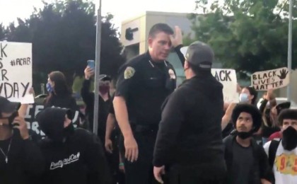 АҚШ-тағы наразылық: Калифорнияда полицей халық алдында тізе бүкті