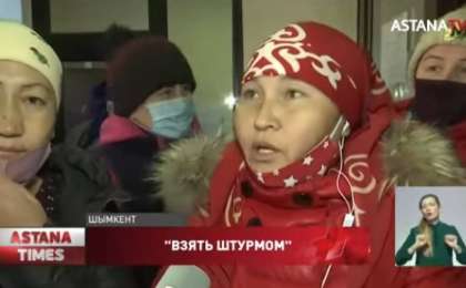 "Абзал емес, Обещалкин дейміз": Шымкенттік аналар суықтан денесі тартылатынын айтып шу шығарды