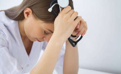 «Халатымыз тозып, қол жуатын сабын таппай қаламыз»: көкшетаулық дәрігерлер басшысының үстінен шағым айтты