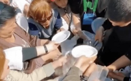 Желіде Наурыз мейрамында тегін палау таратылып жатқан кезде шыққан жанжалдың видеолары қызу талқыға түсті