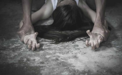 "Өгей әкесі қызын үш жыл зорлаған": БҚО-да мектеп директоры сот алдына келді