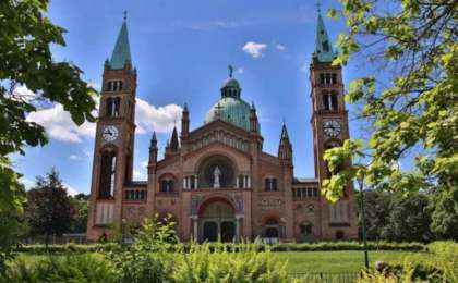 Украинадағы бейбітшілік үшін шіркеуде дұға етіп отырған: Минскіде ОМОН қызметкерлері үш әйелді ұстап әкетті