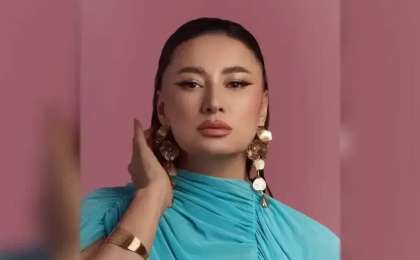 Мәдина Сәдуақасова ән айтып жатқанда «соққы» алды