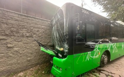 Алматыда тағы бір автобус жол-көлік оқиғасына ұшырады