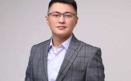 “Мен алда тұрмын”: Дәулет Мұқаев бірнеше сайлау участкелерінің нәтижесімен бөлісті