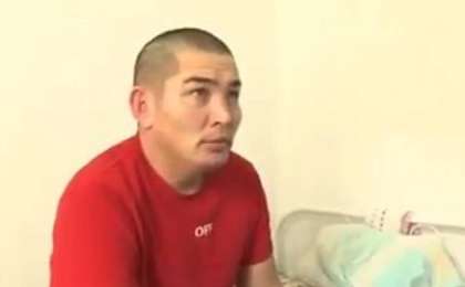 Назарбаев ескерткішін құлатқан ер адамды азаптаған полицей ұсталды