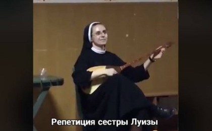 Домбыра шерткен шіркеу монахинясы жұртты сүйсінтті