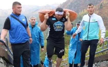 Жаңа рекорд: Түркістандық батыр Медеуде 100 келілік мүсінмен 842 баспалдақты жүріп өтті  